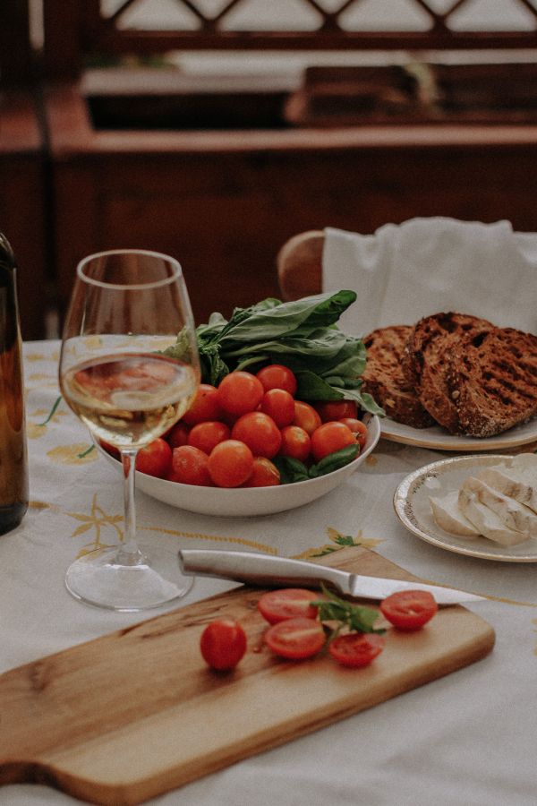 Quel vin choisir pour sublimer une salade tomate mozzarella ?