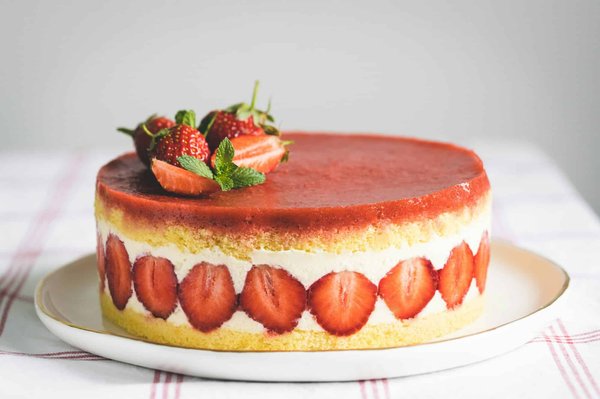 Secrets infaillibles pour concocter un fraisier parfait avec une génoise aérienne et une crème veloutée!